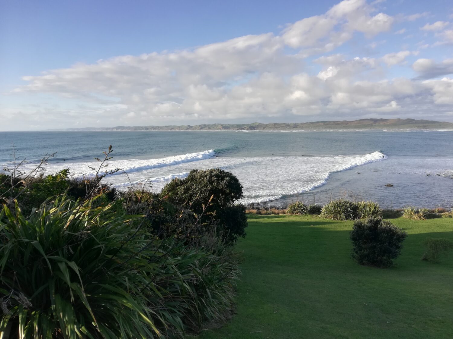 Manu Bay Raglan surf New Zealand