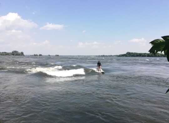 Vague a Guy Surfing Montreal